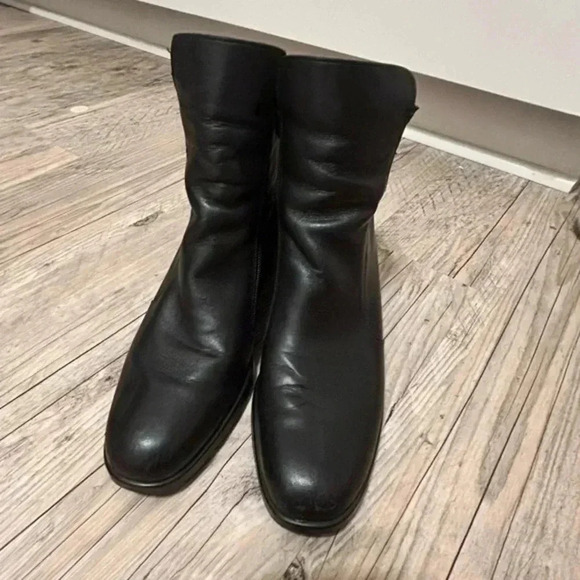 Munro woman’s boots - Picture 1 of 7
